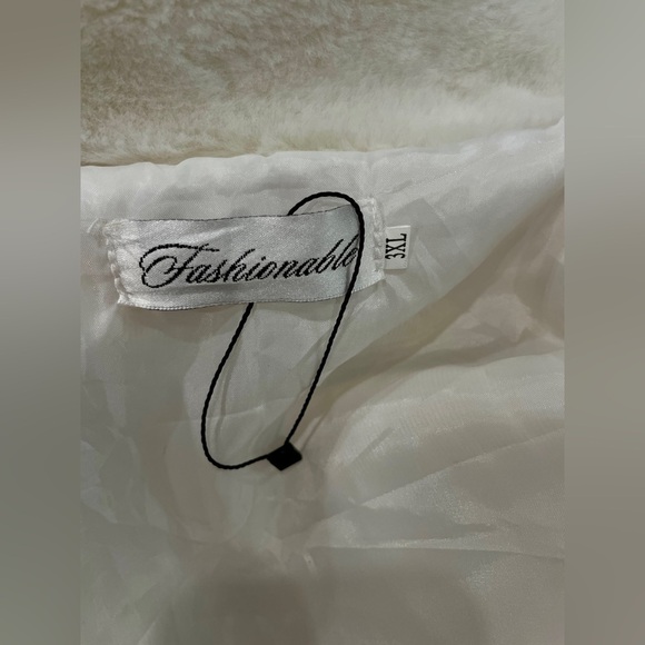 Faux Fur Jacket Fashionable White Fur Coat Size 3XL but fits like USA M/L NWOT - Picture 4 of 4